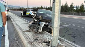 Kayseri'de otomobil aydınlatma direğine çarptı: 1 yaralı