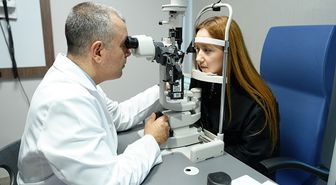 'Kontakt lensle havuza girmek görme kaybına yol açabiliyor'