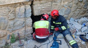 Konya'da duvar arasında kalan kediye itfaiyeden 9 saatlik kurtarma operasyonu
