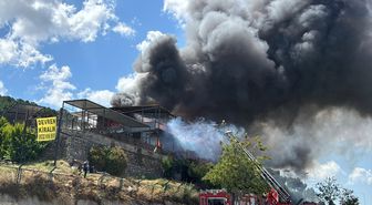 Maltepe'de restoranda çıkan yangına itfaiye ekipleri müdahale ediyor