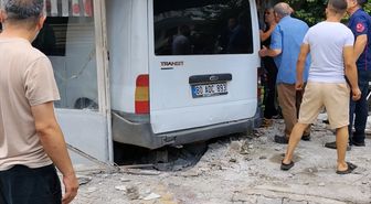 Osmaniye'de kazaya karışan minibüsün kıraathaneye girmesi sonucu 1 kişi öldü, 3 kişi yaralandı