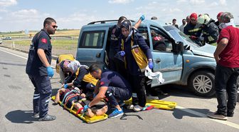 Otomobil ile hafif ticari araç çarpıştı: 1'i ağır 5 yaralı