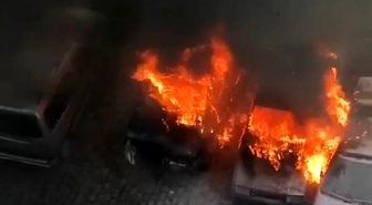 Park halindeki otomobiller alev topuna döndü