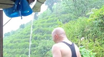 Rize'de vatandaş sağanak altında duş alarak serinledi