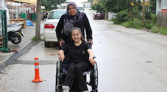 Üniversite öğrencilerinden özel gereksinimli bireylere tekerlekli sandalye hediyesi