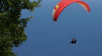 Yamaç paraşütüyle uçuş yapan adrenalin tutkunları Uçmakdere'de gökyüzüyle buluştu