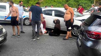 Yolun karşısına geçerken otomobilin çarptığı baba ve oğlu ağır yaralandı