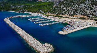 Antalya Balıkçı Barınağı'ndaki tekne yoğunluğu havadan görüntülendi