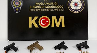 Bodrum'da çantalarında ruhsatsız silah ele geçirilen 4 zanlı tutuklandı