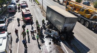Bursa'da freni boşalan kamyon 2 araca çarptı; 3 yaralı