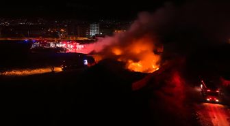 Bursa'da geri dönüşüm tesisindeki yangın dronla görüntülendi