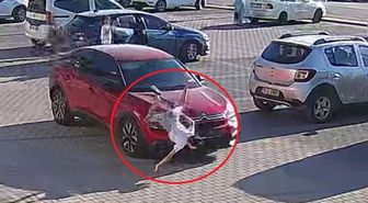 Bursa'da koşarak yola çıkan çocuğa otomobilin çarptığı kaza kamerada