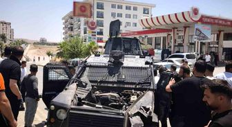 Cizre'de polis aracı takla attı, 2 polis memuru yaralandı