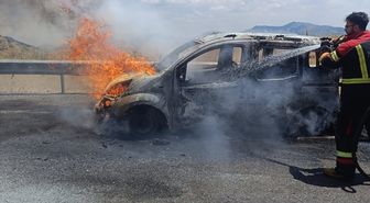 Diyarbakır'da sayir halindeyken alev alan hafif ticari araç kullanılamaz hale geldi