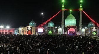 Hamaney'e veda töreninde tarihi anlar: Binlerce kişi sabah namazını bekliyor