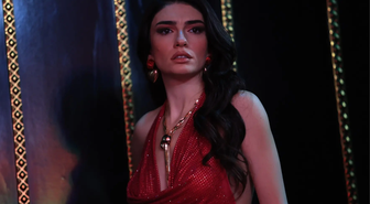 Hazar Ergüçlü’den Tatilden Dikkat Çekici Pozlar