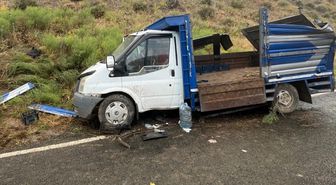 Kağızman-Tuzluca kara yolunda kamyonet devrildi, 10 kişi yaralandı