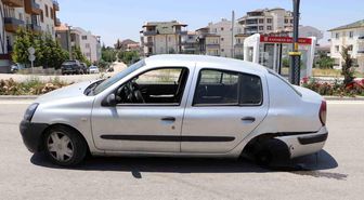 Karaman'da dubaya çarpan otomobilin tekeri ile egzozu koptu: Kaza anı kamerada