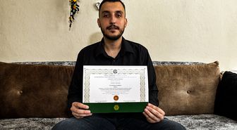 Kaza geçirip eğitimine ara veren Deniz, tedavi sonrası döndüğü okulunda fakülte birincisi oldu
