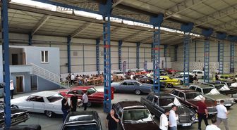 Klasik otomobiller fabrika hangarında sergilendi