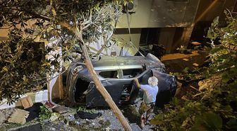 Kocaeli'de apartman boşluğuna devrilen otomobildeki 2 kişi yaralandı