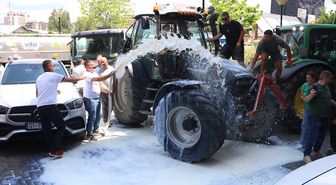 Kosova'da süt üreticileri bakanlık önündeki protestoda yüzlerce litre süt döktü