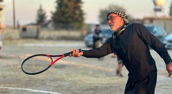 Köylülerin toprak kortta tenis keyfi