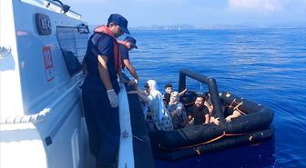 Muğla açıklarında Yunanistan unsurlarınca geri itilen 8 düzensiz göçmen kurtarıldı