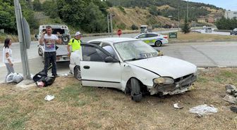 Otomobilin refüje çıktığı kaza maddi hasarla atlatıldı