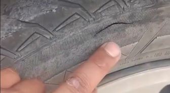 Park halindeki minibüsün lastikleri kesildi