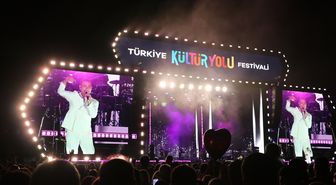 Sakarya Kültür Yolu Festivali'nde şarkıcı Ferhat Göçer sahne aldı