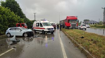 Samsun'da iki otomobilin çarpıştığı kazada 2'si ağır 4 kişi yaralandı