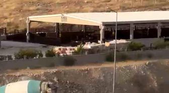 Şanlıurfa'da yanan otomobil beton mikseriyle söndürüldü