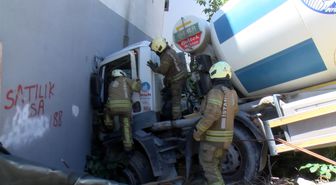 Ümraniye'de beton mikseri 3 katlı binaya çarptı
