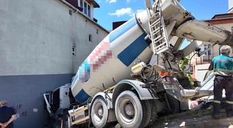 Ümraniye'de beton mikseri binaya çarptı: 1 yaralı