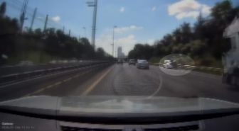 Üsküdar'da emniyet şeridinde duran otomobile motosiklet çarptı; kaza kamerada