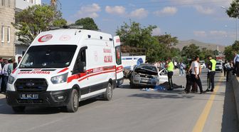 Van'da otomobil, park halindeki kamyona çarptı: 1 ölü, 4 yaralı