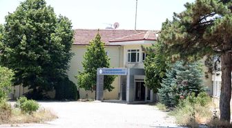 Vandallar, eski fizik tedavi merkezinin duvarlarına sprey boyalarla yazı yazdı