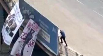 Adana'da köprüye NATO protestosu için pankart asan şahıs gözaltına alındı