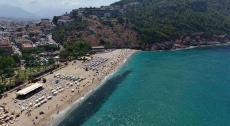 Alanya'da hava 33, deniz 29 dereceyi gördü, turistler denize koştu