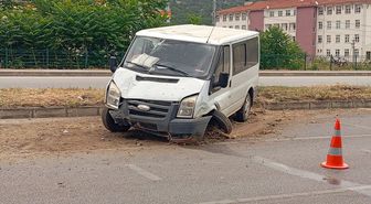 Amasya'da aydınlatma direğine çarpan minibüsteki 4 kişi yaralandı