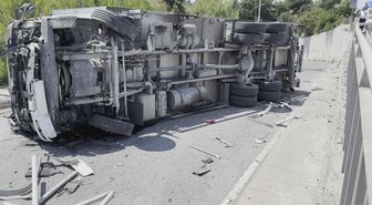 Arnavutköy'de şoförünün direksiyon hakimiyetini kaybettiği kamyon devrildi