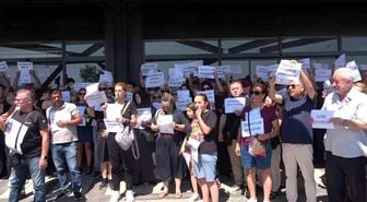 Atış Yapı mağdurları Downtown önünde toplandı: 'Evimizi istiyoruz'