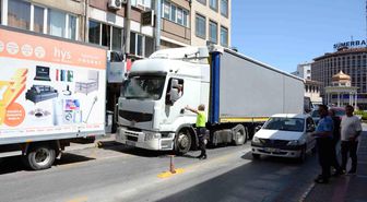 Balıkesir'de şehir merkezine giren tır trafiği felç etti