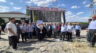 Malatya'da eşini bıçakla öldürdüğü iddia edilen kocanın yargılanmasına başlandı
