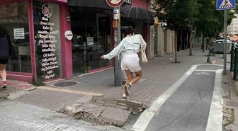 Bu kaldırımdaki hasar yayalar için düşme riski oluşturuyor