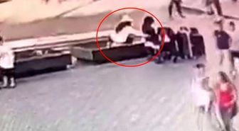 Fatih'te kadın hırsız bankta oturan vatandaşın çantasını böyle çaldı