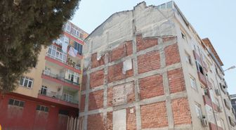 Güngören'de 'riskli' raporu verilen binanın mührünü kırıp içeri girdiler: Yıkılabilir