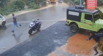 Hindistan'da heyelan tankeri ve insanları sürükledi: 3 ölü, 9 yaralı