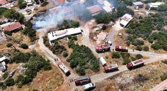 İnşaat malzemelerinin bulunduğu baraka alevlere teslim oldu